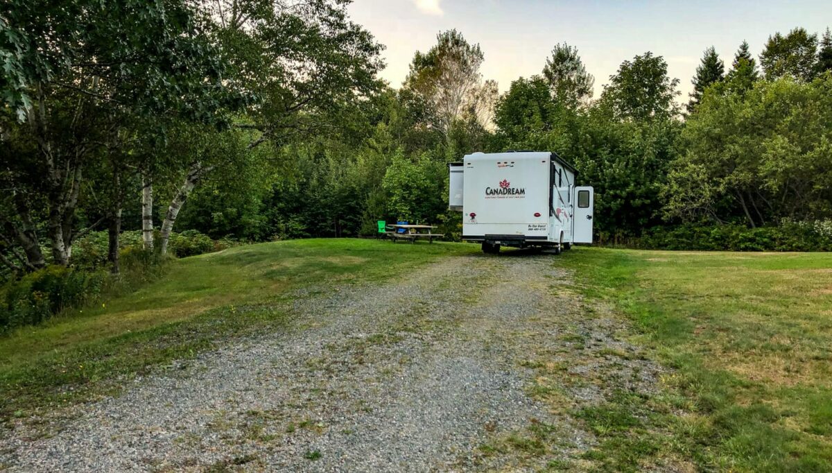 Campsite mit Motorhome und Picknicktisch
