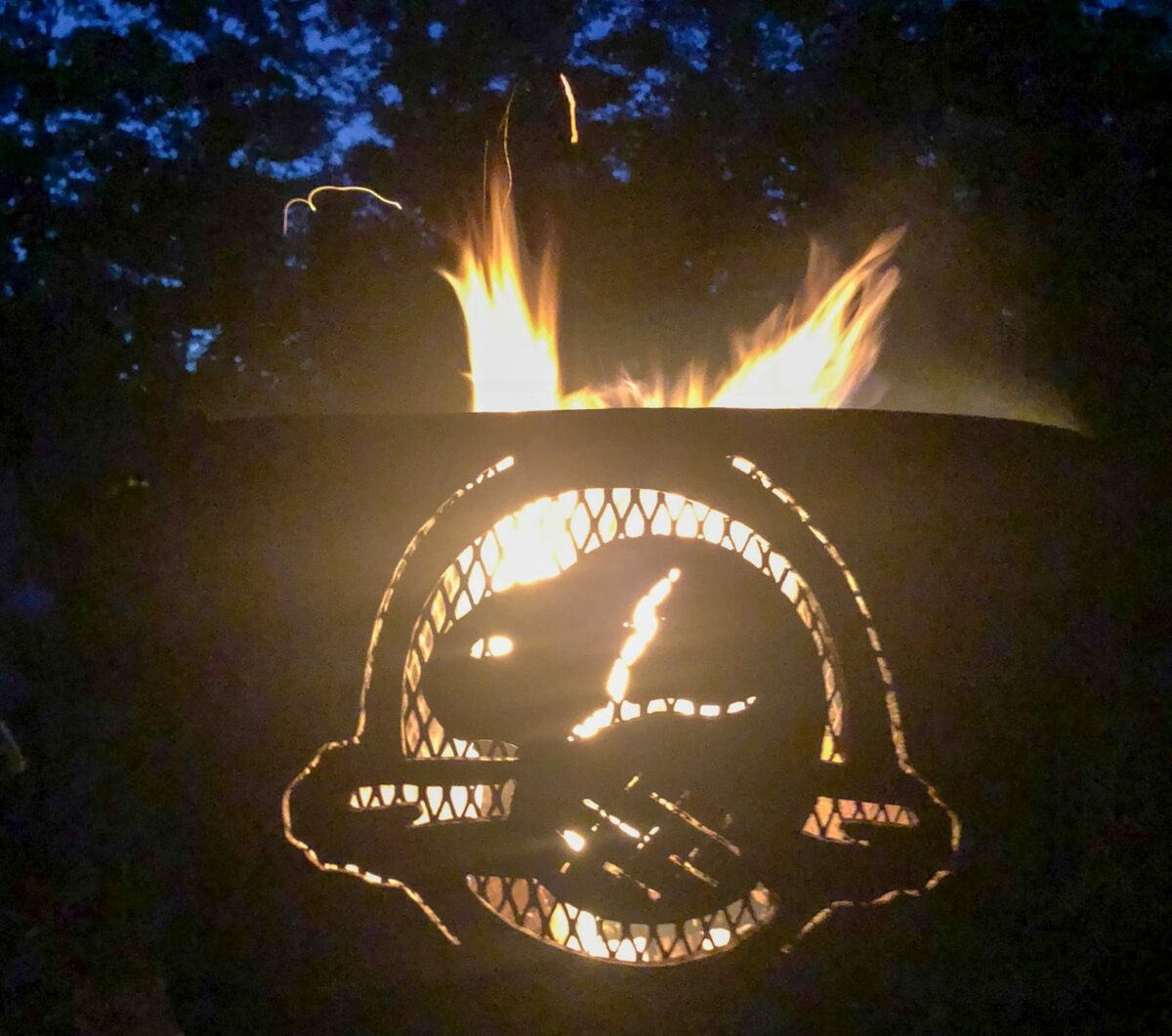 Fire-Pit aus Stahl mit integriertem Parks-Canada-Logo