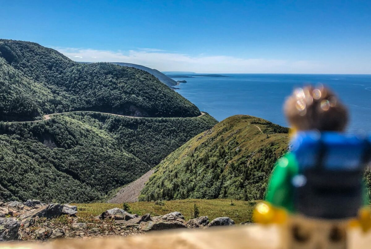 Legofigur schaut vom Skyline Trail auf den Ausblick mit Küste und Meer.