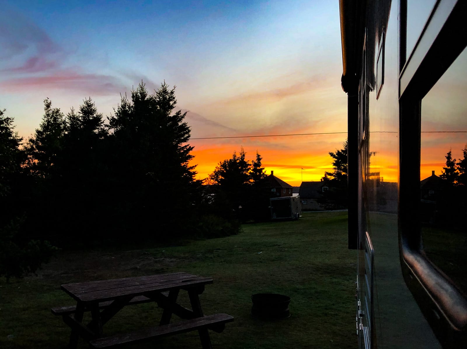 Sonnenaufgang mit Spiegelung im Wohnmobil